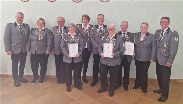 Verein ist mit dem Schützenjahr 2024 zufrieden Das Foto zeigt (von links) den stellvertretenden Präsident Torben Butt, Nicole Wintjen,Christoph Stelling, Claudia Bilkau, Janny van der Plaats, Wilco van der Plaats, Susanne Wintjen, Holger Schulz, Ilona Mangels und Barchels Schützenpräsident Volker Blank.