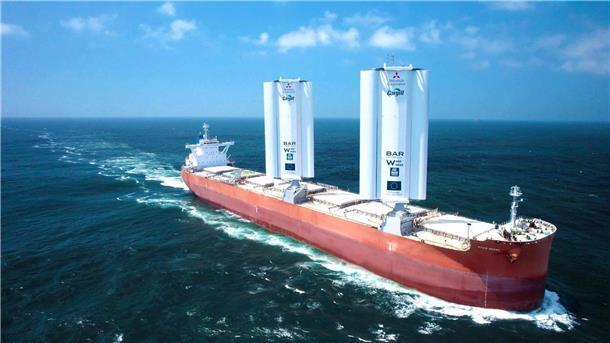 Frachtschiff sticht mit Segeln in See Das Frachtschiff „Pyxis Ocean“ wurde mit zwei Segeln nachgerüstet.