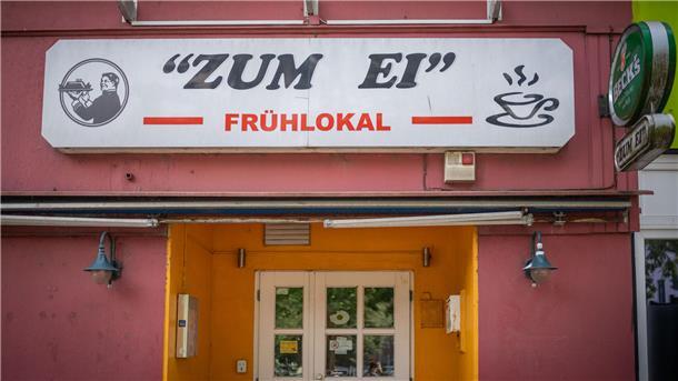 Das Frühstückslokal "Zum Ei" am Waldemar-Becké-Platz ist ein uriger Kult-Schuppen, der am Wochenende viel von Feiernden genutzt wird. Es hat von 1 bis 6 Uhr geöffnet.