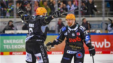 Jubelnde Eishockeyspieler der Fischtown Pinguins