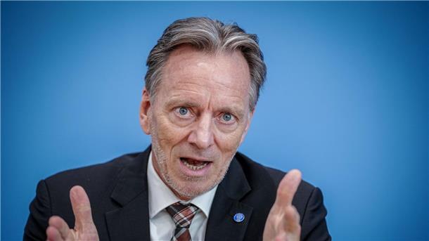 BKA-Präsident: Bedrohung aus dem linken Spektrum nimmt zu „Das Ganze zusammengenommen ist eine Zuspitzung der Bedrohungslage aus dem linken Spektrum“: BKA-Präsident Holger Münch.