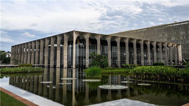Fachwerk, Bier und Apfelstrudel in Brasilien Das Gebäude des Außenministeriums in Brasilia von dem deutschstämmigen Architekten Oscar Niemeyer (1907-2012).