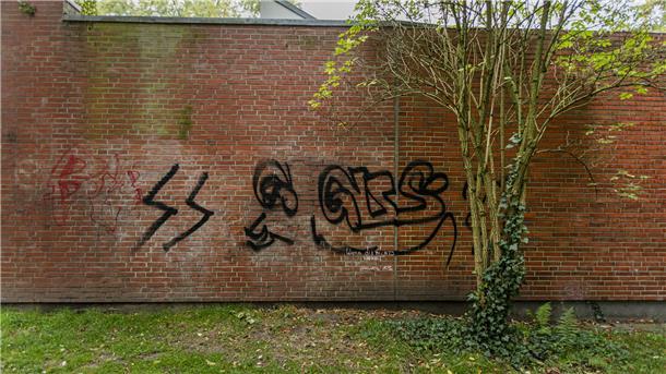 Hakenkreuz-Schmierereien am Leher Park und am Gebäude der NORDSEE-ZEITUNG SS-Zeichen.