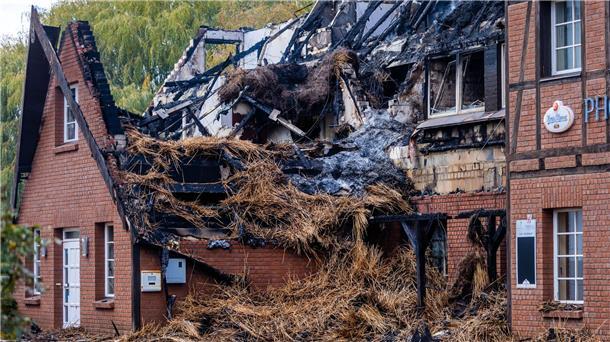 Feuerwehrmann nach Brand in Flüchtlingsunterkunft verhaftet Das Gebäude in Groß Strömkendorf, in dem Flüchtlinge aus der Ukraine untergebracht waren, ist in der Nacht vom 19. zum 20.10.2022 komplett abgebrannt.