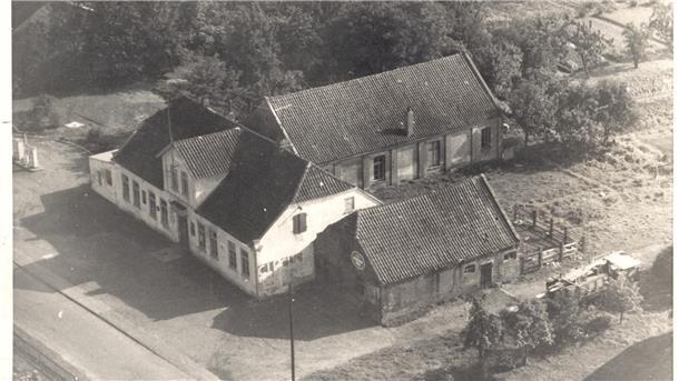 Nicht nur der Rathausturm fehlt noch: Wie Nordenham in den 60ern aussah Das Gebäude steht heute noch: der Kaiserhof in Schweewarden Ende der 1950er Jahre.