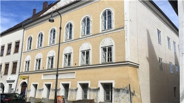 Das Geburtshaus von Adolf Hitler (1889-1945) in Braunau am Inn. Die geplante Nutzung von Hitlers Geburtshaus als Polizeiinspektion stößt nach dem Fund eines Zeitungs-Dokuments auf scharfe Kritik.