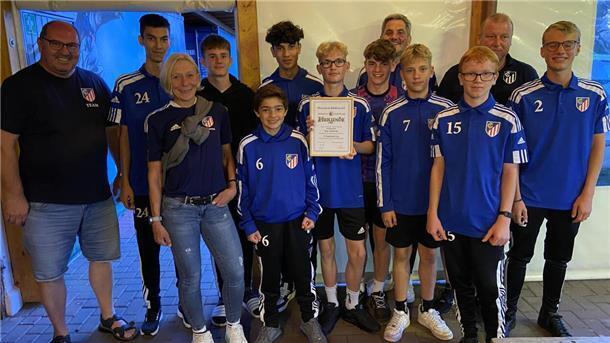 Das geehrte U14-Team mit Trainer Lars Brockbalz und Matthias Schuster sowie der Jugendleiterin Yvonne Hanschen und Michael Kipp.