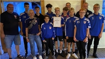 Das geehrte U14-Team mit Trainer Lars Brockbalz und Matthias Schuster sowie der Jugendleiterin Yvonne Hanschen und Michael Kipp.