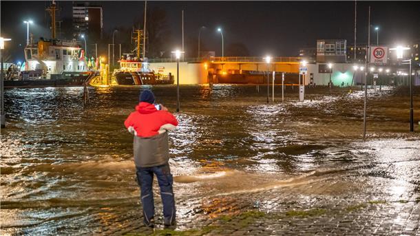 Mann am überfluteten Geestevorhafen