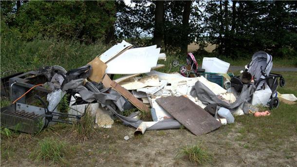 Illegal abgekippter Müll liegt am Wegesrand