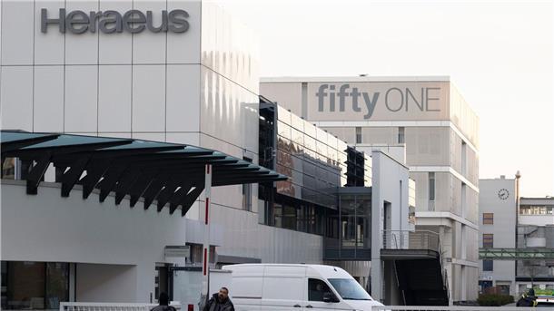 Nach Fund von Weltkriegsbombe Evakuierung in Hanau Das Gelände der Firma Heraeus in Hanau, auf dem die Bombe gefunden worden war.