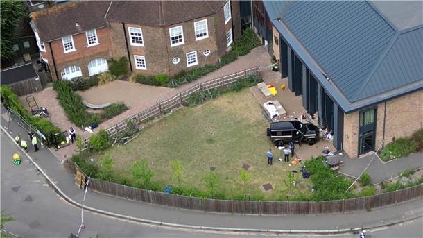 Mädchen stirbt bei Unglück mit Auto an Londoner Schule Das Gelände der Londoner Grundschule, nachdem ein Auto in das Gebäude gekracht ist.