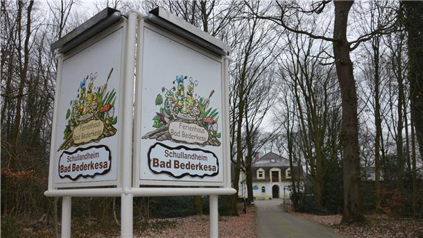 Das Eingangsschild des Schullandheims Bad Bederkesa.