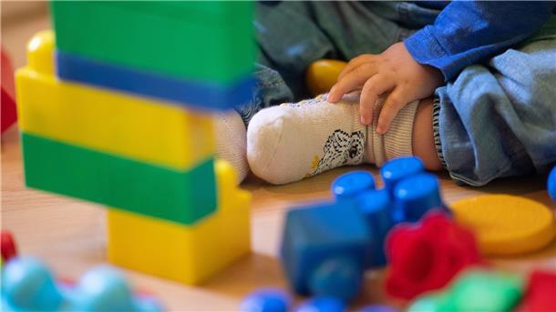 Das Geld vom Bund soll unter anderem in die Qualität der Kitas, etwa zur Förderung von frühkindlicher Bildung, investiert werden.