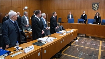 Das Gericht trennt das Verfahren gegen einen der Angeklagten ab.