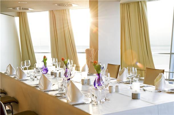 Das gesamte Hochzeitsambiente im Sail City Hotel zeichnet sich durch moderne Eleganz aus.