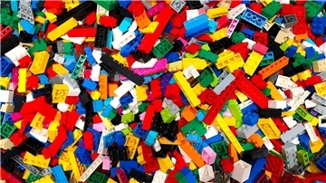 Das Geschäft mit den bunten Lego-Steinen läuft rund.