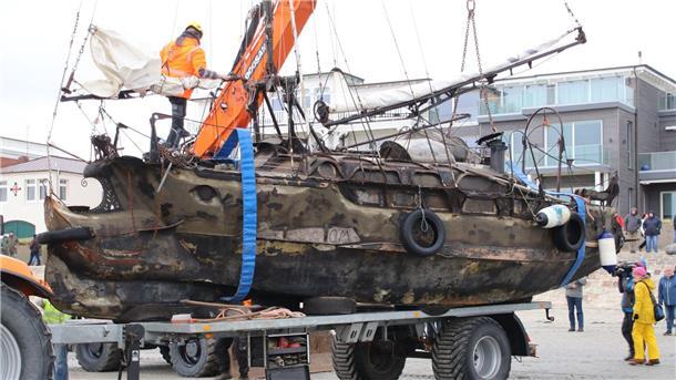 Auf Norderney gestrandetes Segelboot ohne Probleme geborgen Das gestrandete Segelschiff „Wibo“ wird auf der Insel Norderney auf einen Anhänger verladen.