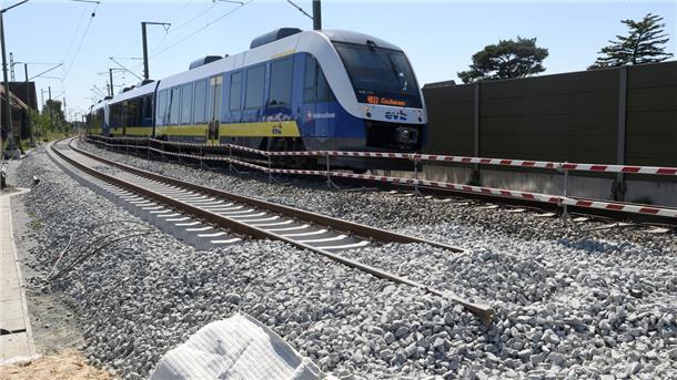 Das Gleis in Richtung Cuxhaven endet kurz vor der neu gebauten Brücke. Der Bahnverkehr wird auf dem Gegengleis vorbeigeleitet.