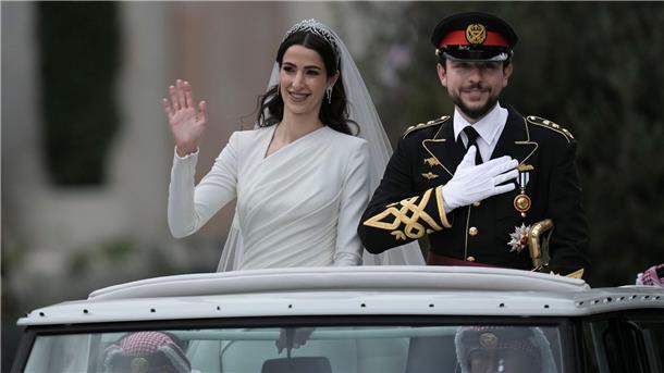 Kronprinz Hussein hat geheiratet: Jordanien feiert Das glückliche Brautpaar: Kronprinz Hussein bin Abdullah und Radschwa Al Saif fahren in einem offenen Wagen durch Amman.