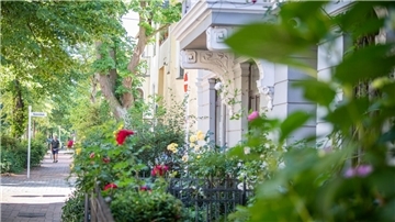 Bremerhavener Goetheviertel als Schlüsselprojekt für die IBA Üppige Vorgärten an einer Straße.