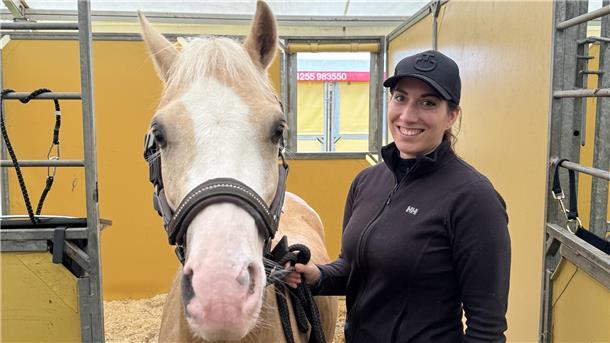 Ein goldenes Pony mit Ihrer Besitzerin.