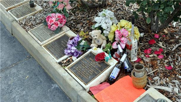 Die Wiederauferstehung von AC/DC Das Grab von Bon Scott auf dem Fremantle-Friedhof im australischen Perth.