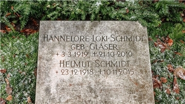 Das Grab von Helmut und Hannelore Schmidt auf dem Friedhof in Hamburg-Ohlsdorf.