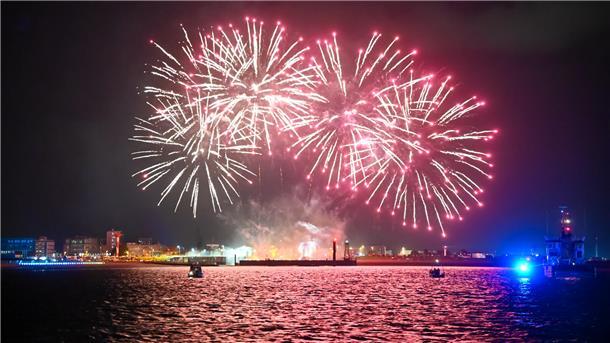 Feuerwerk erstrahlt über der Sail 2025 in Bremerhaven.