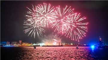 Feuerwerk erstrahlt über der Sail 2025 in Bremerhaven.