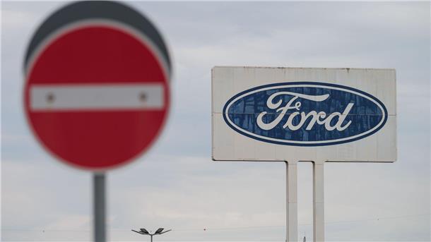 Urabstimmung bei Ford abgesagt Das große Logo von Ford auf dem Parkplatz des Werks Saarlouis.