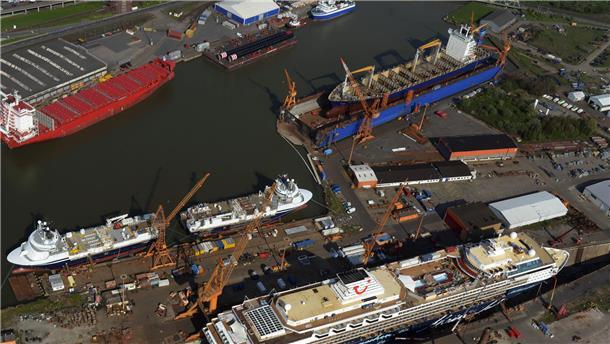 Konverter-Bau auf der Lloyd Werft: 1500 Jobs und viel Geld für Bremerhaven Luftansicht von Schiffen in den Docks einer Werft