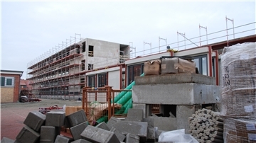 Das Gymnasium Langen wird für 22 Millionen Euro erweitert. Die Arbeiten auf dem Gelände am Lankenweg sind in vollem Gange. Im August nächsten Jahres soll der Anbau fertig sein.