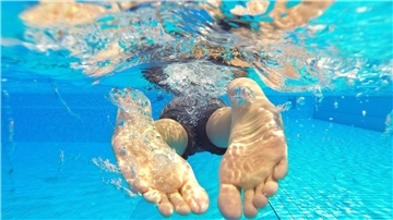 Jemand schwimmt in einem Schwimmbad