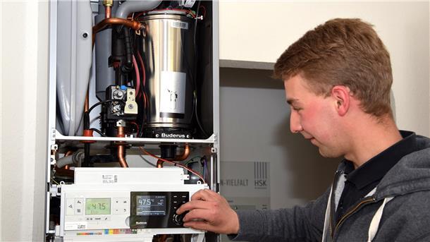 „Das hat Zukunft, macht mir Spaß, ist abwechslungsreich und ist auf jeden Fall ein sicherer Job“: Anlagenmechaniker Malte Ringen ist in Sachen Sanitär, Heizung und Klimatechnik in seinem Element.
