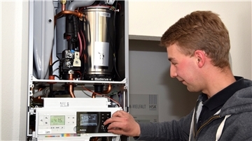 „Das hat Zukunft, macht mir Spaß, ist abwechslungsreich und ist auf jeden Fall ein sicherer Job“: Anlagenmechaniker Malte Ringen ist in Sachen Sanitär, Heizung und Klimatechnik in seinem Element.