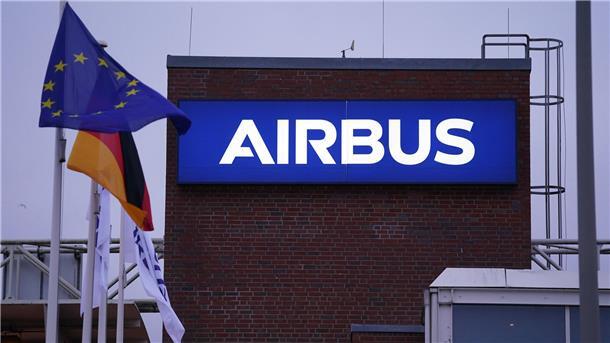 Das Haupttor des Airbus-Werks in Hamburg-Finkenwerder. Mit Airbus geht es wieder steil nach oben.