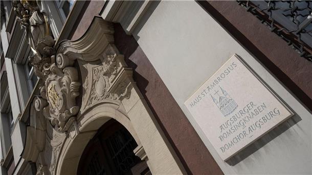 Ex-Knabenchor-Mitarbeiter: Geständnis wegen Nacktaufnahmen Das Haus Ambrosius ist Sitz der Augsburger Domsingknaben. Eine frühere Hilfskraft bei dem katholischen Knabenchor muss sich vor Gericht verantworten.