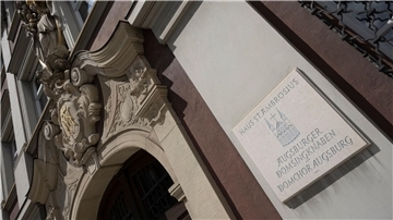Das Haus Ambrosius ist Sitz der Augsburger Domsingknaben. Eine frühere Hilfskraft bei dem katholischen Knabenchor muss sich vor Gericht verantworten.