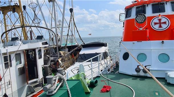 Havarie auf der Außenweser - Familie mit Motorboot in Lebensgefahr Das havarierte Motorboot wird von einem Fischkutter und dem Seenotrettungskreuzer Hermann Rudolf Meyer gesichert.