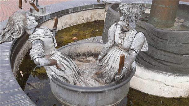 Das Hexenschiff in einem Brunnen in der Altstadt von Jever. Laut erklärendem Text kamen die Hexen stets aus Butjadingen, Ehrlich, so steht es auf der Erklärtafel.
