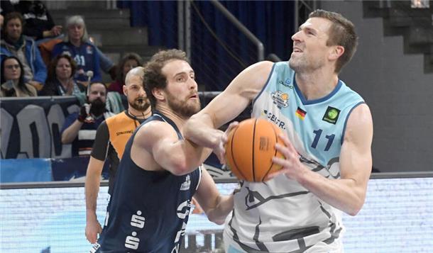 Das Hinspiel Anfang Januar verloren die Eisbären Bremerhaven (hier mit Kapitän Robert Oehle, rechts) gegen die Dresden Titans.