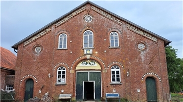 Giebelansicht des historischen Guts Osterhausen bei Iffens (Gemeinde Butjadingen)