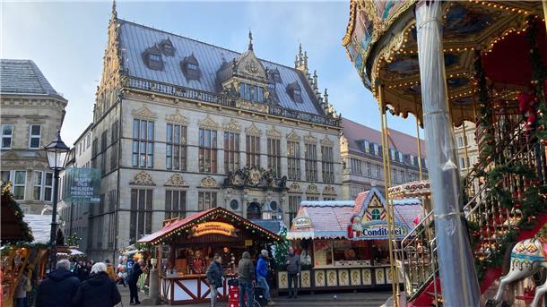 Handelskammer sieht Wirtschaft stabil: Fachkräfte fehlen Das historische Haus Schütting am Marktplatz von Bremen.