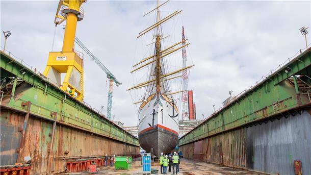Die „Schulschiff Deutschland“ und ihre Tränen – wer kann das Rätsel lösen? Das historische „Schulschiff Deutschland“ im Schwimmdock von Bredo Dry Docks in Bremerhaven – ein wichtiger Check für die Schwimmfähigkeit.