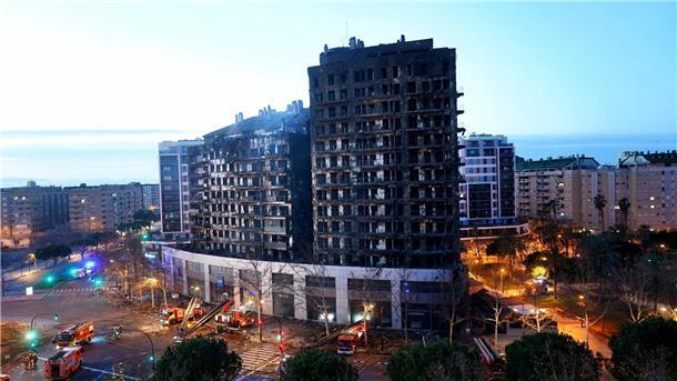 Feuerinferno mit mindestens neun Toten schockt Spanien Das Hochhaus in Valencia ist völlig ausgebrannt.