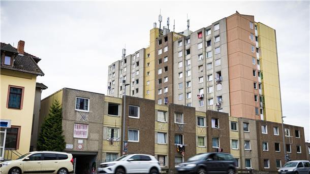 Heizung läuft nicht - Wohnkomplex in Göttingen unbewohnbar? Das Hochhaus nahe dem Göttinger Bahnhof ist verwahrlost.