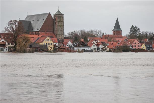 Das Hochwasser der Aller steht direkt vor den Häusern der Altstadt von Verden. 