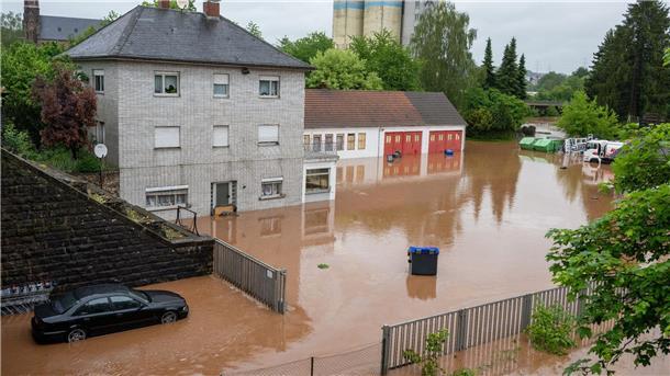 Hochwassernacht im Saarland - Scholz versichert Solidarität Das Hochwasser der Theel hat Teile der Innenstadt von Lebach überflutet.