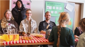 Das Holßeler Team auf der Forschermesse mit v. l. Natalie, Kevin und Dominik. Dahinter Nina Horstkemper, die Leiterin des Holßeler Kindergartens.